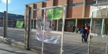 Familiares de estudiantes tomaron una escuela de Senillosa, Neuquén, por falta de clases.