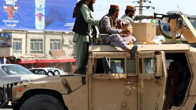 Talibanes, montando una guardia frente al aeropuerto internacional de Kabul, este lunes. (AP Rahmat Gul)