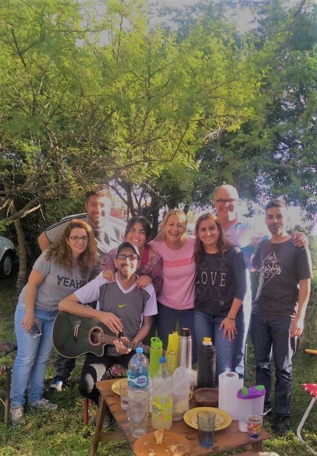 Pablo Fernandez con las familias de Arroyito