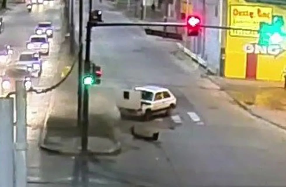 Un Fiat 147 terminó destrozado al impactar con otro auto. (Captura Ministerio de Seguridad)