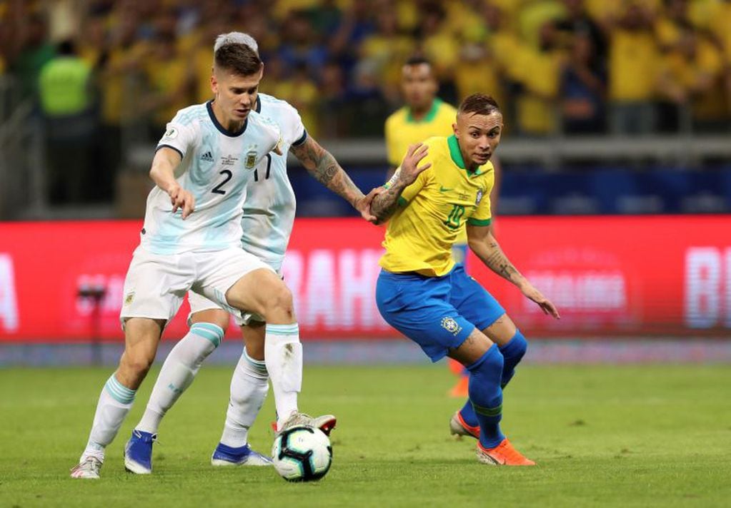 Juan Foyth fue marca y salida por derecha.