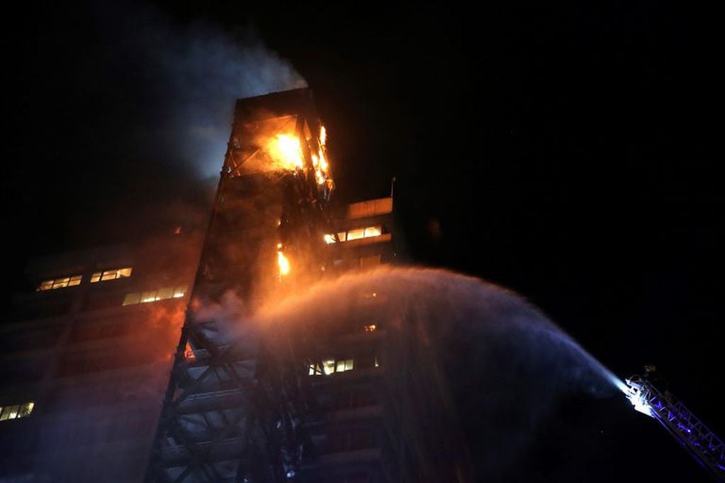 Los manifestantes prendieron fuego un edificio en Santiago (Foto: AP Photo/Esteban Felix)