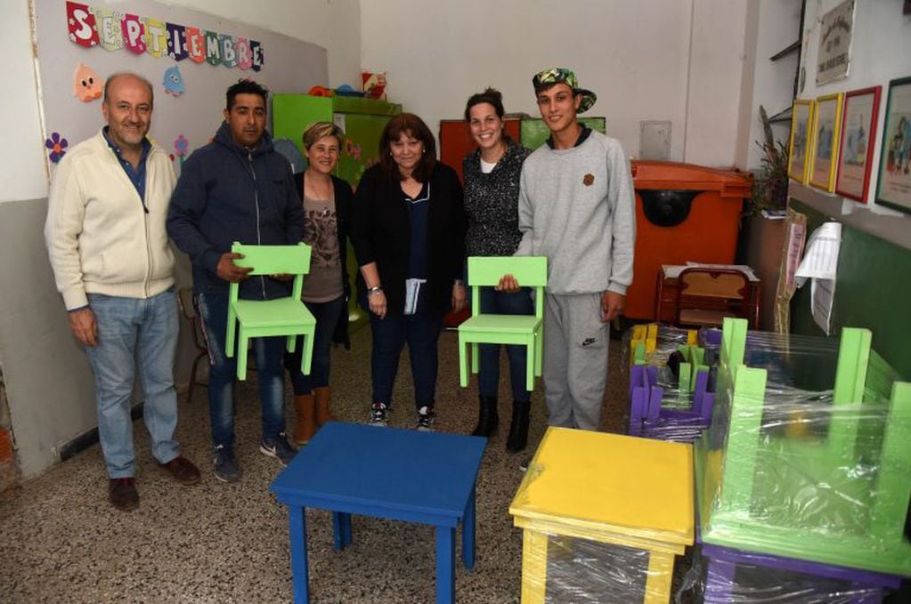Jóvenes del programa Nueva Oportunidad hicieron sillas par un jardín de infantes