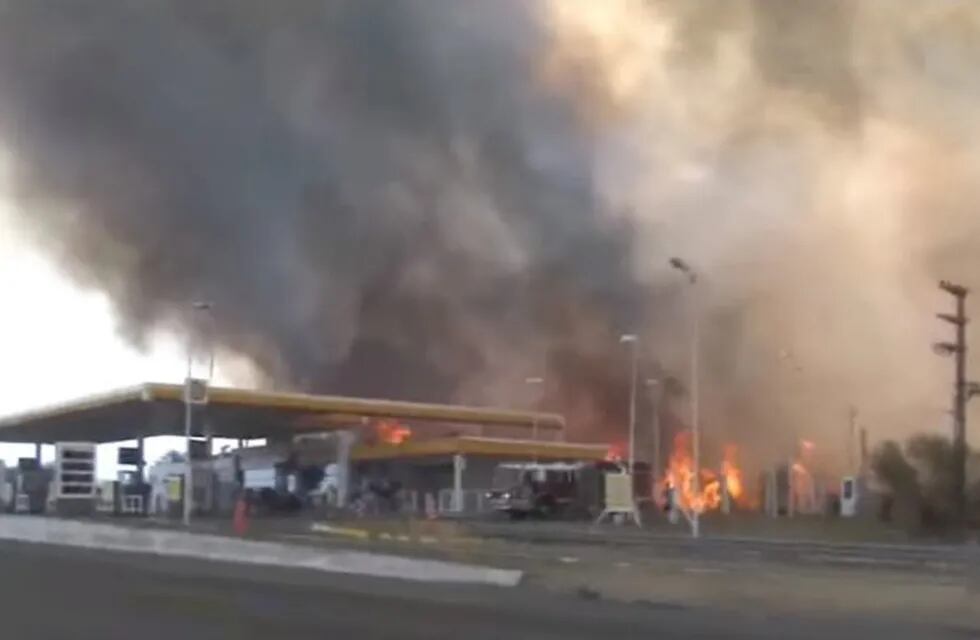 Incendio cercó una estación de servicio en Córdoba.