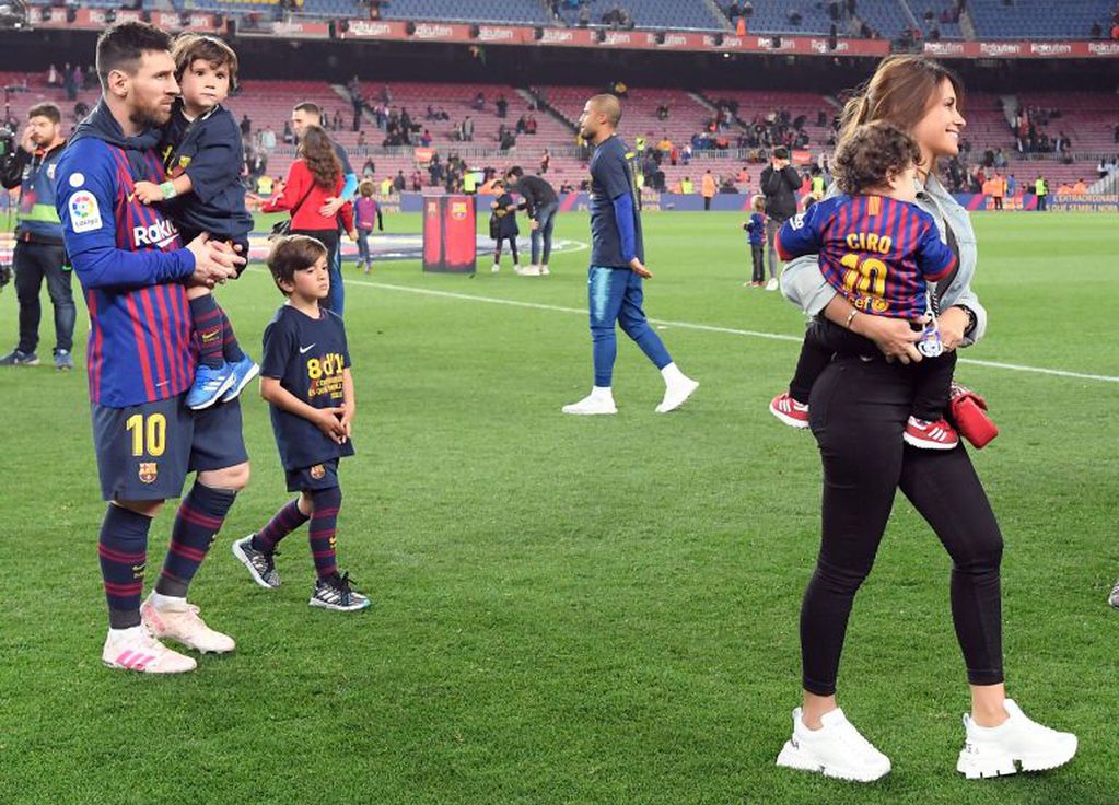 Lionel Messi junto a su familia ( LLUIS GENE / AFP).