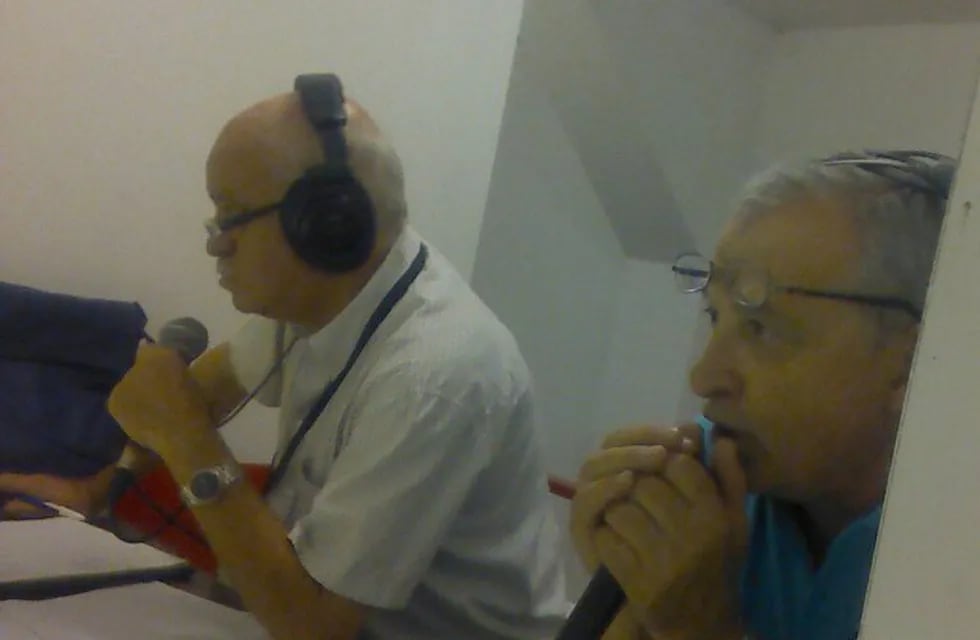 Los periodistas Luis López y  Humberto De Napoli, reconocidos por la Liga Nacional.
