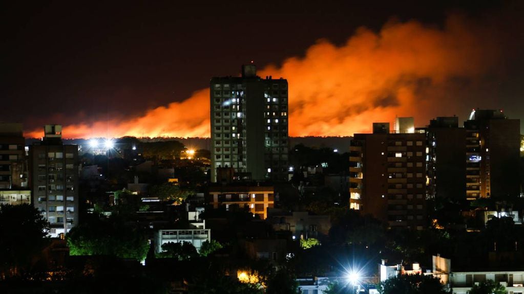 El humo y el fuego en suelo entrerriano produjeron imágenes impactantes a la noche.