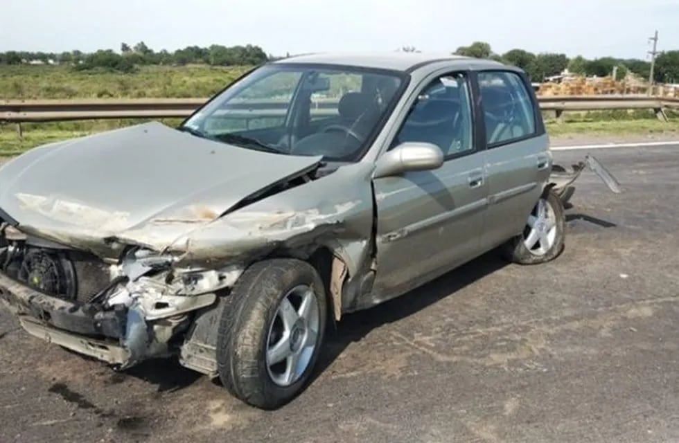 Chevrolet Corsa despistó en la autopista a Santa Fe. (Rosario3)