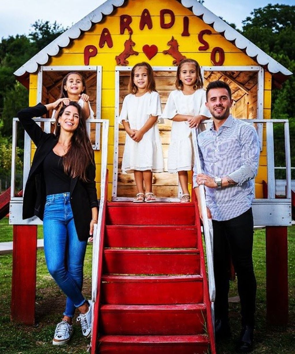 Matías Defederico, Cinthia Fernández y sus tres hijas, en un acto del colegio. (Instagram)