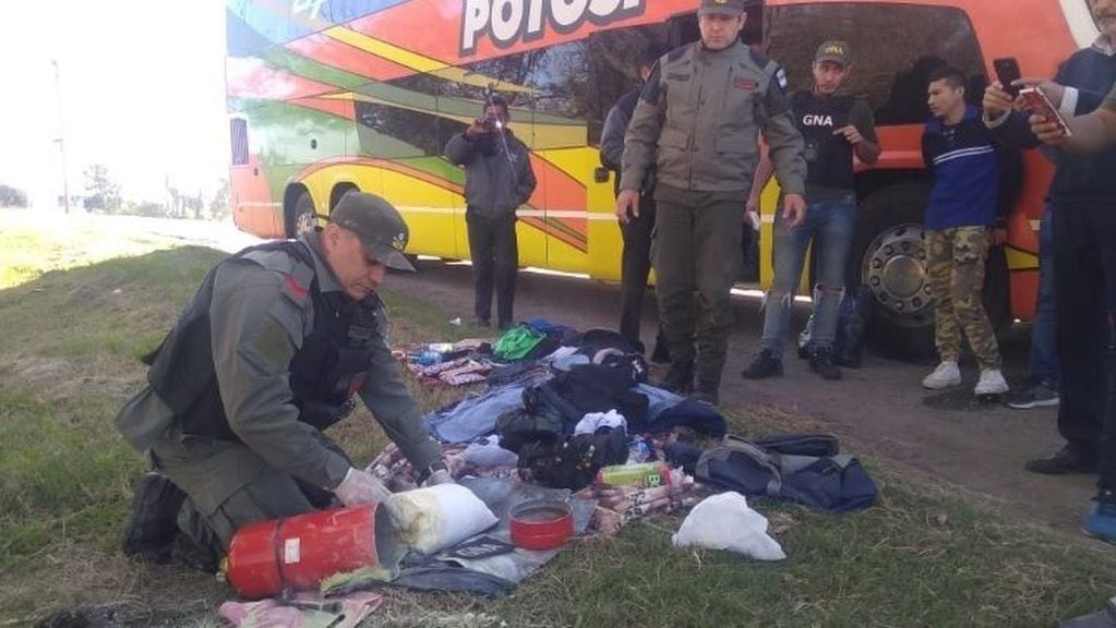 Bolivianos detenidos por llevar cocaína escondida en un matafuego (Gendarmería)