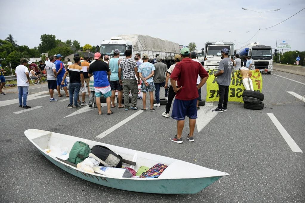 Pescadores protesta en el puente Rosario-Victoria (@MauroYasprizza)