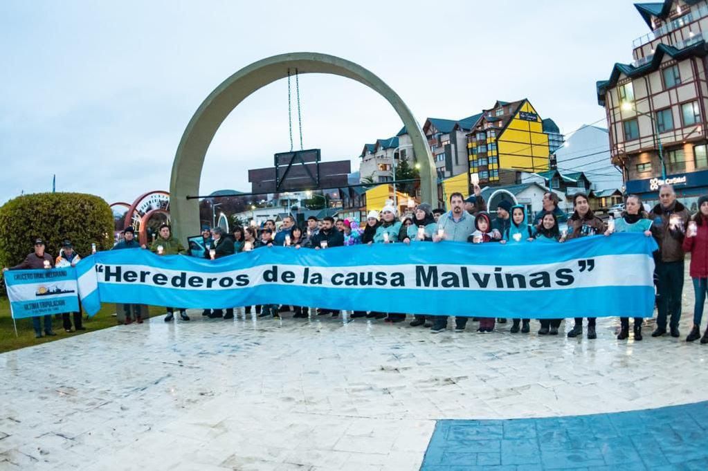 la Subcomisión de hijos e hijas “Herederos de la Causa Malvinas” dependientes del Centro de Excombatientes de Malvinas en Ushuaia, llevaron a cabo la 2° marcha de antorchas