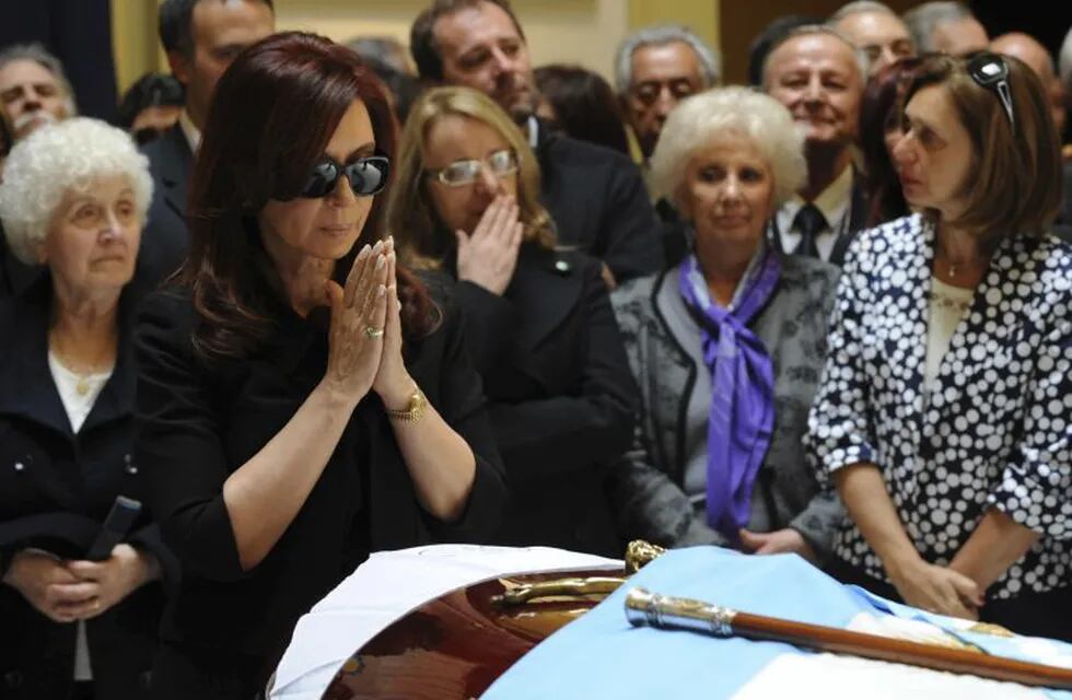 cristina fernandez de kirchner ofelia wilhelm estela de carlotto carloto alicia kirchner fallecimiento expresidente kirchner\r\n\r\n\r\n** FOR USE AS DESIRED, YEAR END PHOTOS ** FILE -In this Oct. 28, 2010 file photo released by Argentina Presidency, Argentina's President Cristina Fernandez, left, gestures next to the coffin with the remains of her husband, former President Nestor Kirchner, at the government palace in Buenos Aires, Argentina. (AP Photo/Argentina's Presidency, File) buenos aires cristina fernandez de kirchner ofelia wilhelm estela de carlotto carloto alicia kirchner velorio del expresidente de la nacion fallecimiento expresidente kirchner