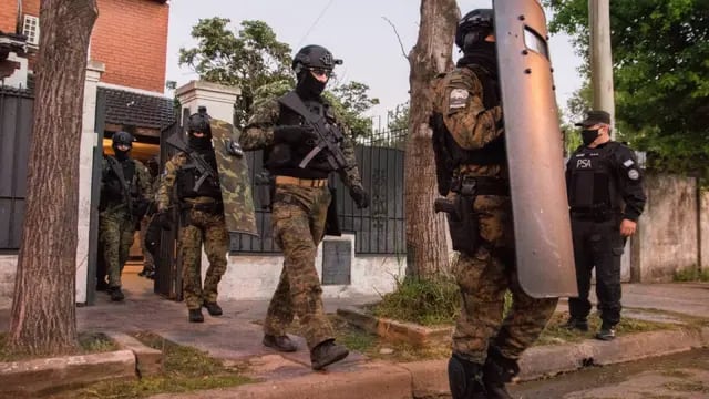 Parte del operativo que fuerzas federales llevaron adelante en Rosario que permitieron desbaratar a una banda