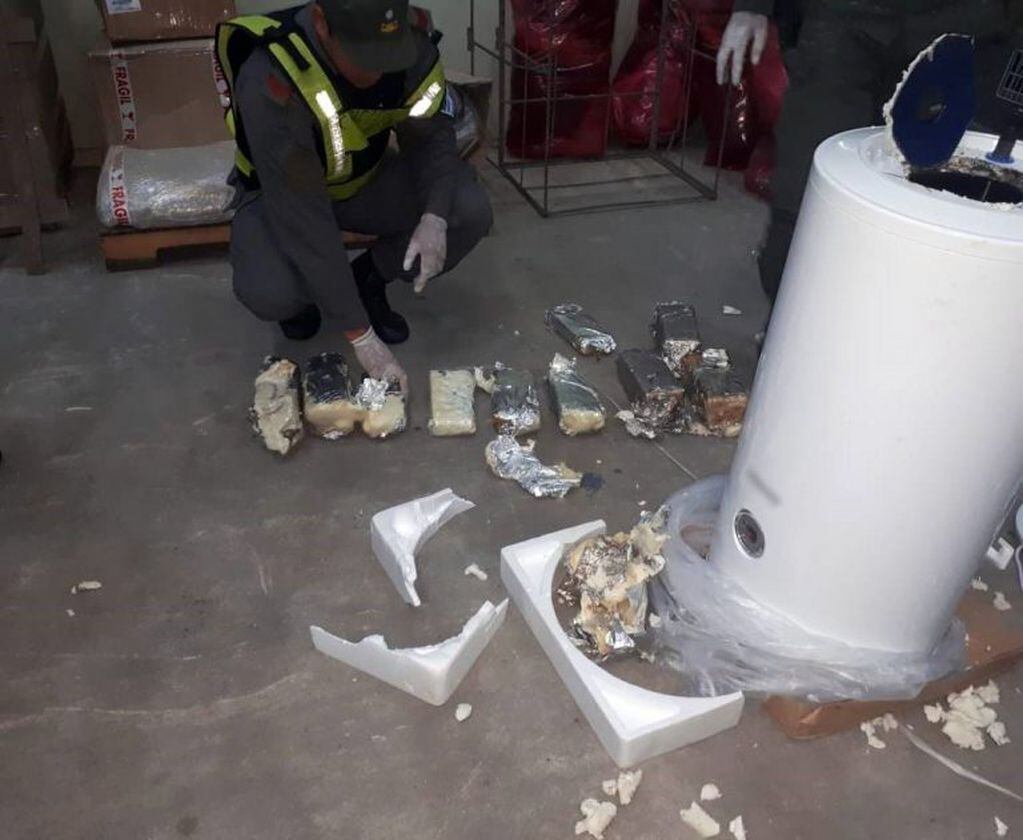 Gendarmería interceptó la marihuana proveniente de Formosa y que venía a Córdoba oculta en un termotanque. (Gendarmería Nacional)