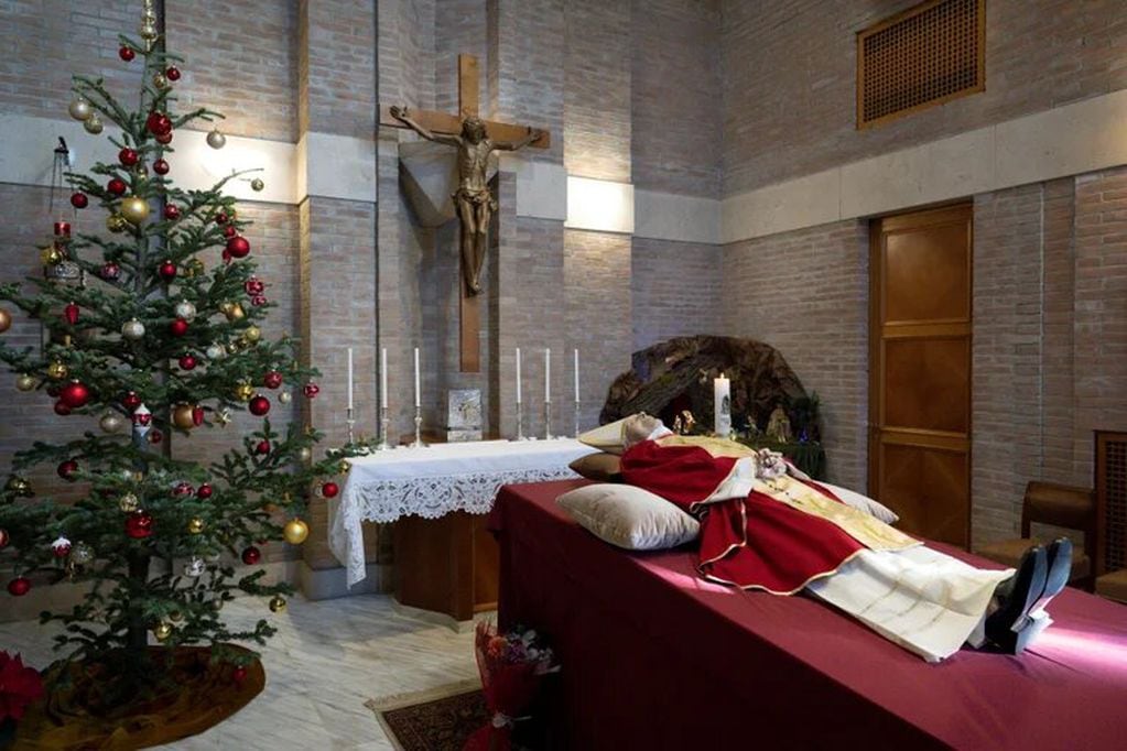 El cuerpo del ex Papa Benedicto se muestra en el Vaticano, 1 de enero de 2023 (Reuters).