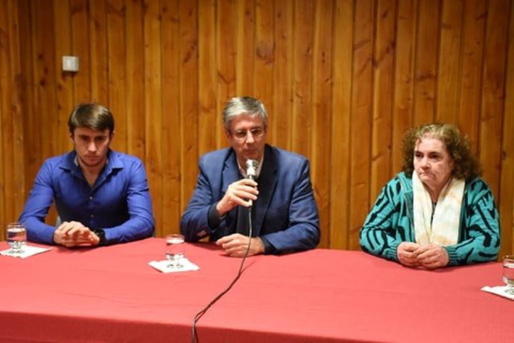 Intendente Sergio Ongarato junto al Secretario de Turismo Mariano Riquelme y Lilia Kinsella de FEHAGRA.