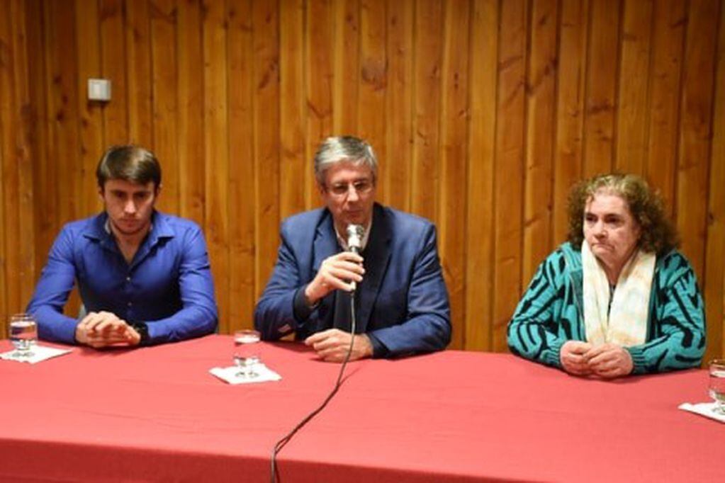 Intendente Sergio Ongarato junto al Secretario de Turismo Mariano Riquelme y Lilia Kinsella de FEHAGRA.