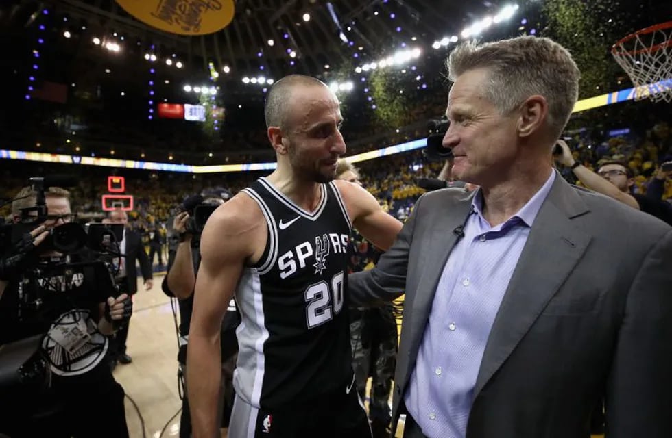 Steve Kerr, entrenador de Golden State, le pide a Manu Ginóbili que siga jugando un año más en la NBA. Ezra Shaw/Getty Images/AFP
