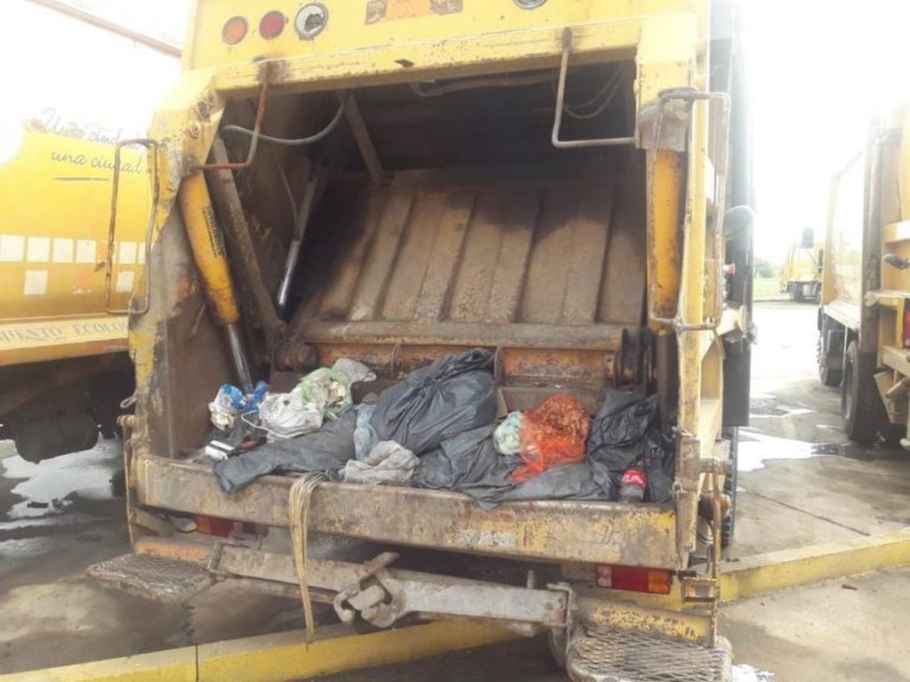 Los camiones que asegura el Surrbac están rotos y que por eso la basura se ha acumulado en la ciudad.