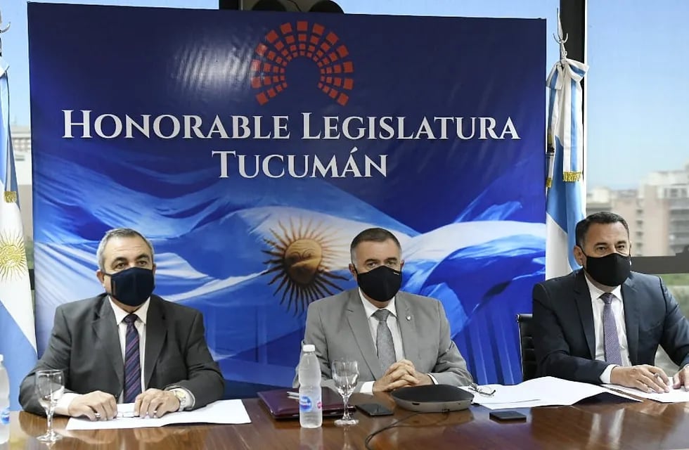 Participaron el vicegobernador, Osvaldo Jaldo; el presidente subrogante del Poder Legislativo, Regino Amado y el prosecretario legislativo, Alejandro Martínez.