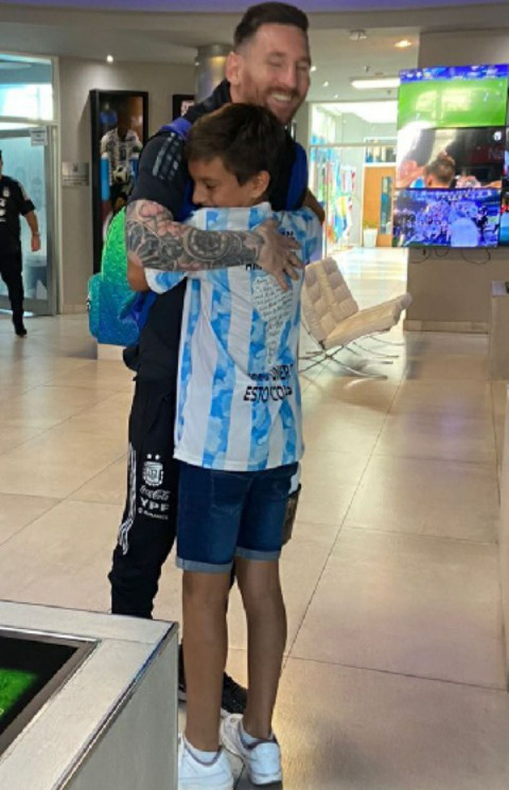 Lio Messi y su gran gesto con un pequeño fan