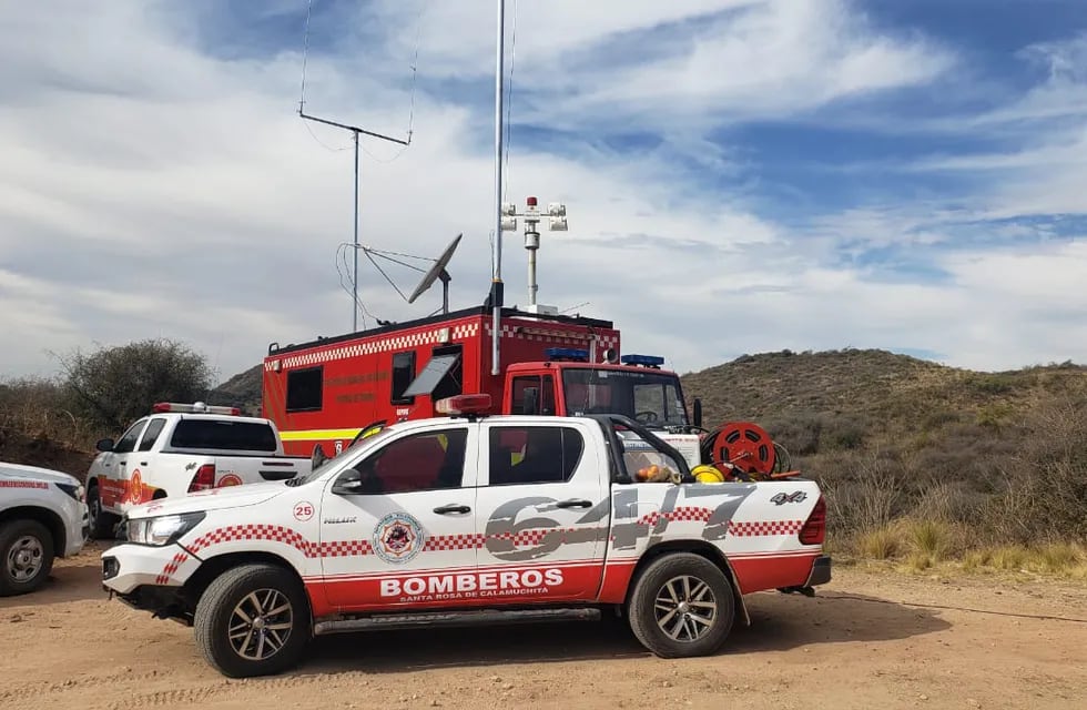 Los bomberos libraron un duro combate con el fuego en Sierras Chicas. La semana será con riesgo extremo por el calor (José Hernández/La Voz).