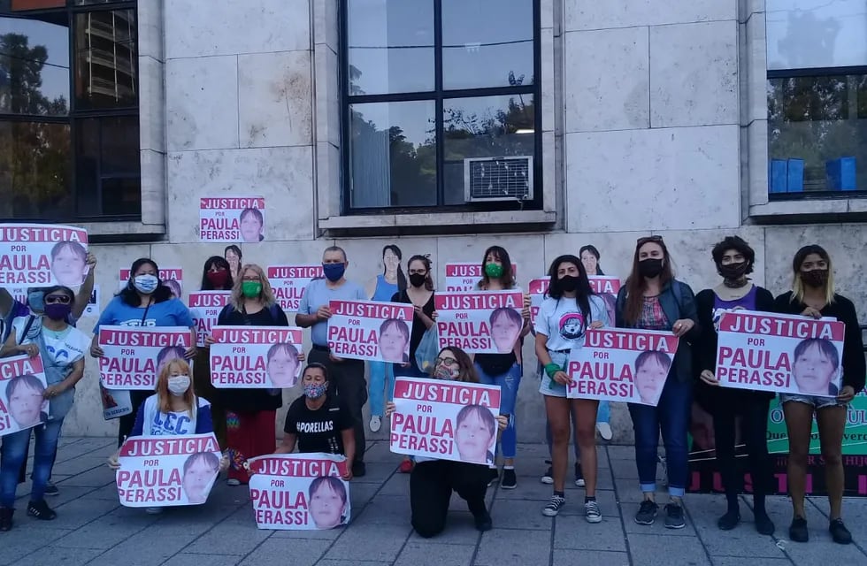 Militantes feministas y amigos de los padres de la víctima se manifestaron en los Tribunales previo a las audiencias de noviembre. (@malajuntaros)