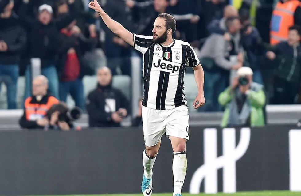 Juventus's Gonzalo Higuain jubilates after scoring the goal during the Italian SERIE A soccer match between Juventus and Torino at Juventus Stadium in Turin, Italy, 6 May 2017. ANSA/ALESSANDRO DI MARCO