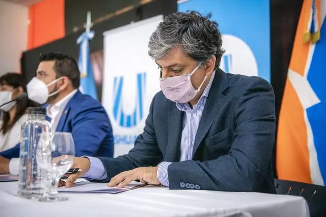 El Senador Matías Rodriguez en la firma del Convenio con Nación