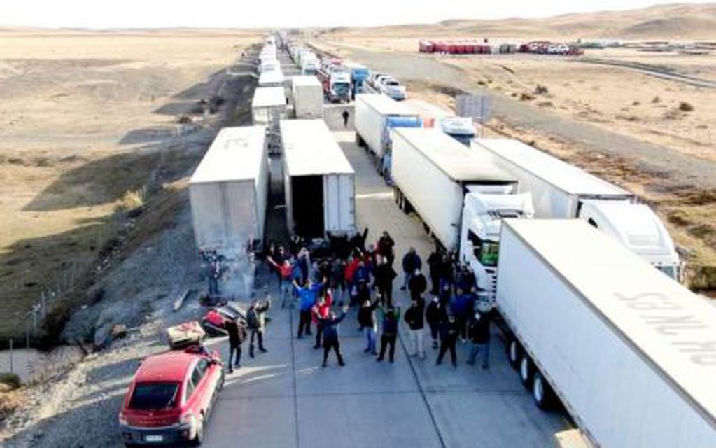 Más de 800 transportistas argentinos varados en Punta Delgada (frontera Argentino-Chilena) por un conflicto sindical en el país trasandino.