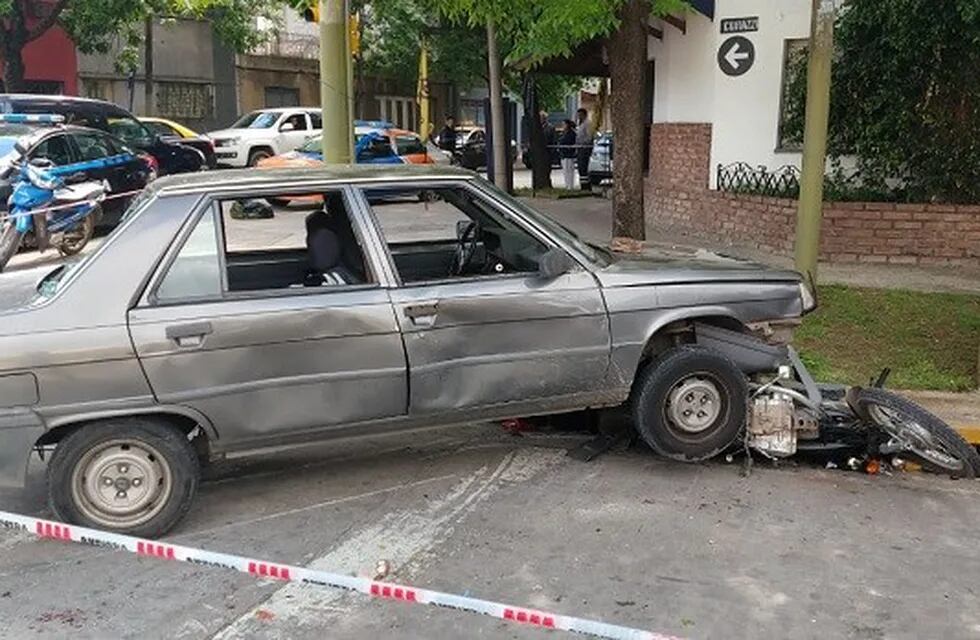 El auto atropelló a una moto en Sabin y Génova. (Ministerio de Seguridad)
