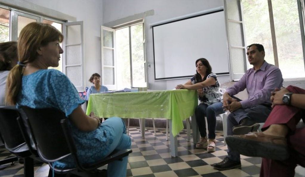 El director provincial de Sanidad del Ministerio de Salud de Jujuy, Omar Gutiérrez, reunido con su equipo previo a confirmar la detección de un caso de dengue importado.