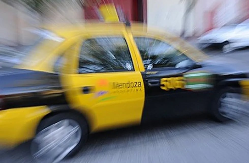 La asociación de propietarios de taxis y reemises de Mendoza (APROTAM) están muy enojados con el gobernador Alfredo Cornejo.