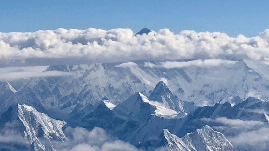 El paisaje del Himalaya, donde fue encontrado este avión, resulta un lugar inhóspito y que le generó severas dificultades a la expedición que lo encontró, para llegar hasta allí.