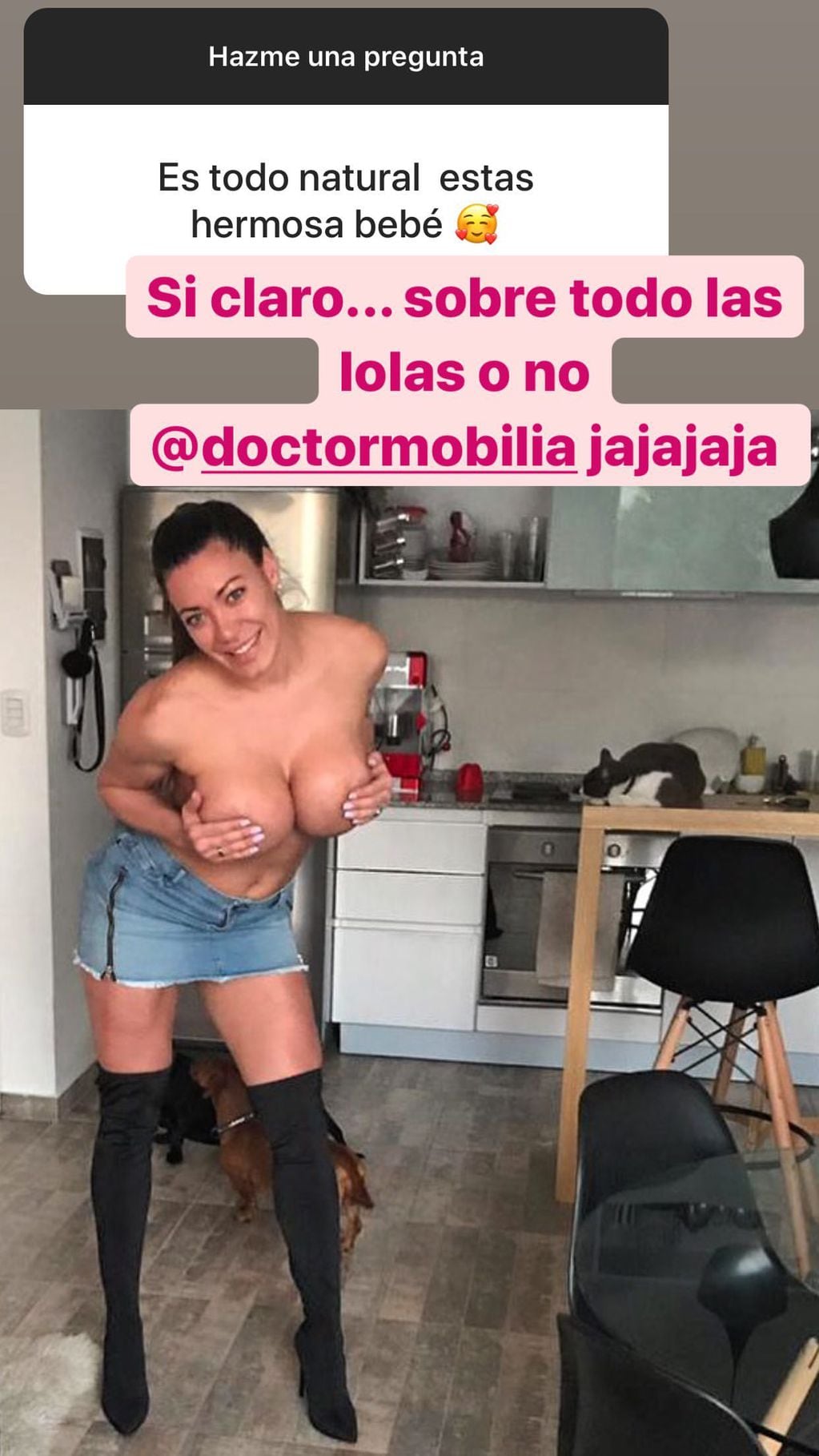 A puro topless, Pamela Pombo se tapó (como pudo) con sus manos. 