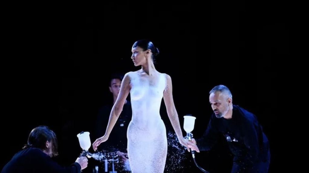 La modelo Bella Hadid impactó a todos con un vestido hecho con aerosol en plena pasarela. / Foto: Gentileza