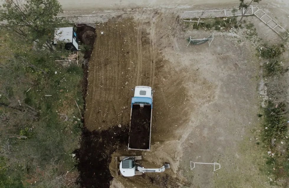 Trabajo de suelo para la construcción del primer playón deportivo en Andorra que forma parte del plan de obras de la Municipalidad de Ushuaia.