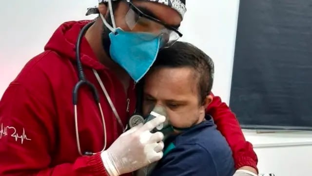 La foto viral de un enfermero que abraza a un joven con síndrome de down con coronavirus