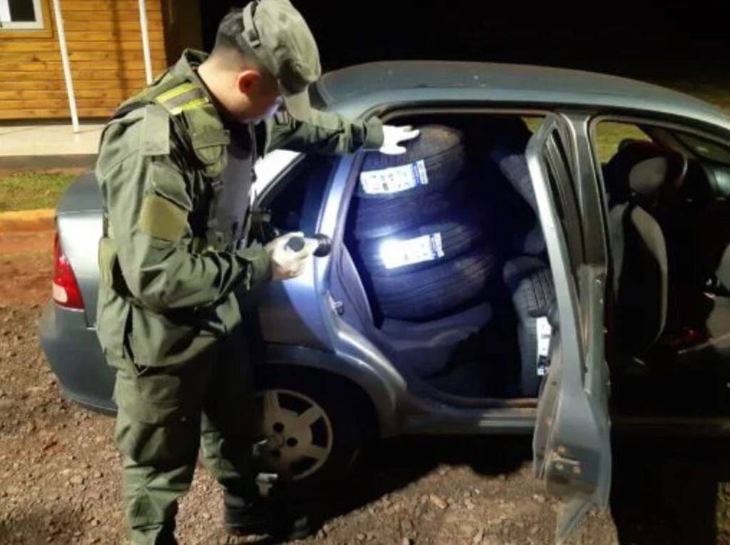 Gendarmería Nacional incauta cubiertas de contrabando y marihuana en operativo vial.