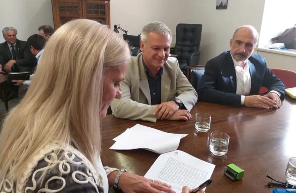 Ispizua, Seculini y Frizza firmando el convenio (Prensa Municipalidad Jesús María)