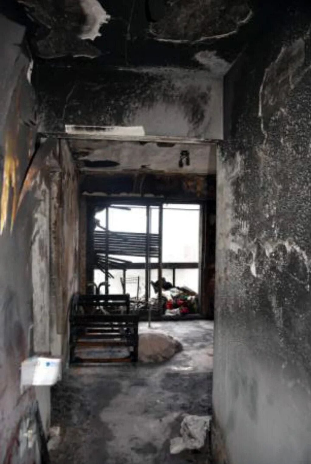 Por las condiciones en que quedó el departamento, los investigadores sospechan que el fuego se propagó por algún combustible.