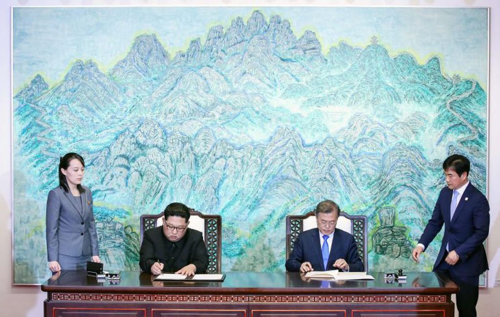 Kim y Moon firman documentos tras su negociación