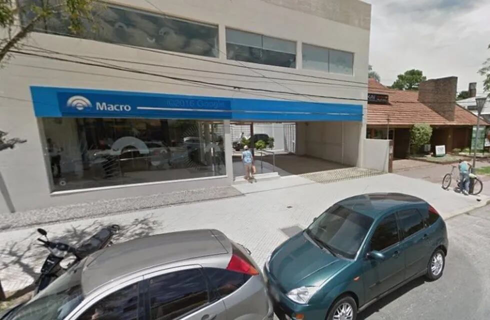 La víctima había ingresado a la sucursal del banco Macro en Eva Perón y Friuli. (Google Street View)