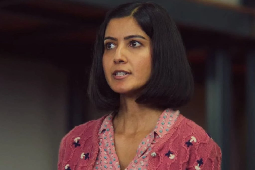 La actriz Rakhee Thakrar, quien interpretaba a la profesora Emily Sands en Sex Education.