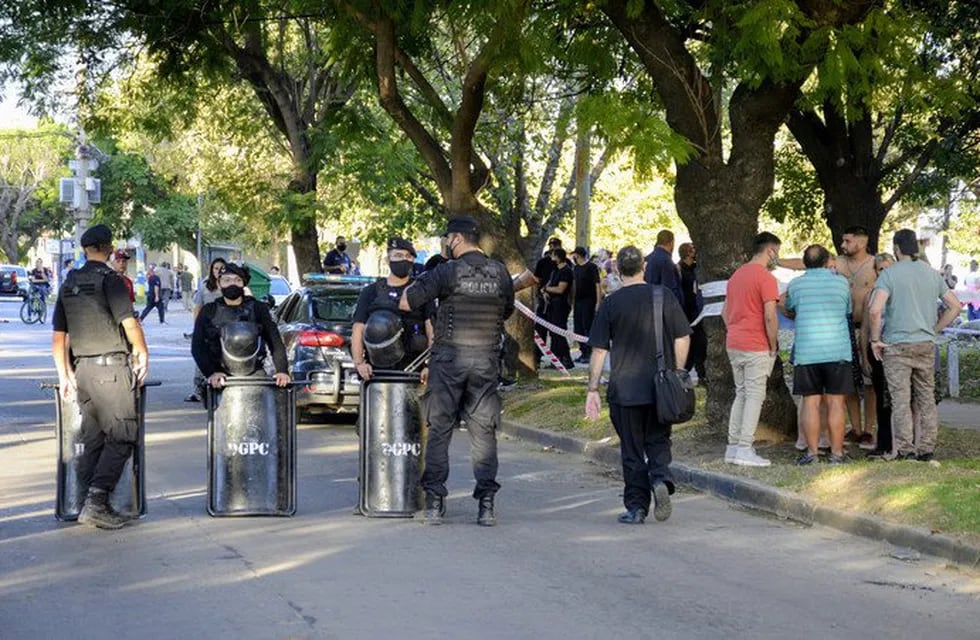 El doble homicidio se registró la tarde del 1° de mayo en un Fonavi de Casiano Casas y Baigorria. (Clarín)
