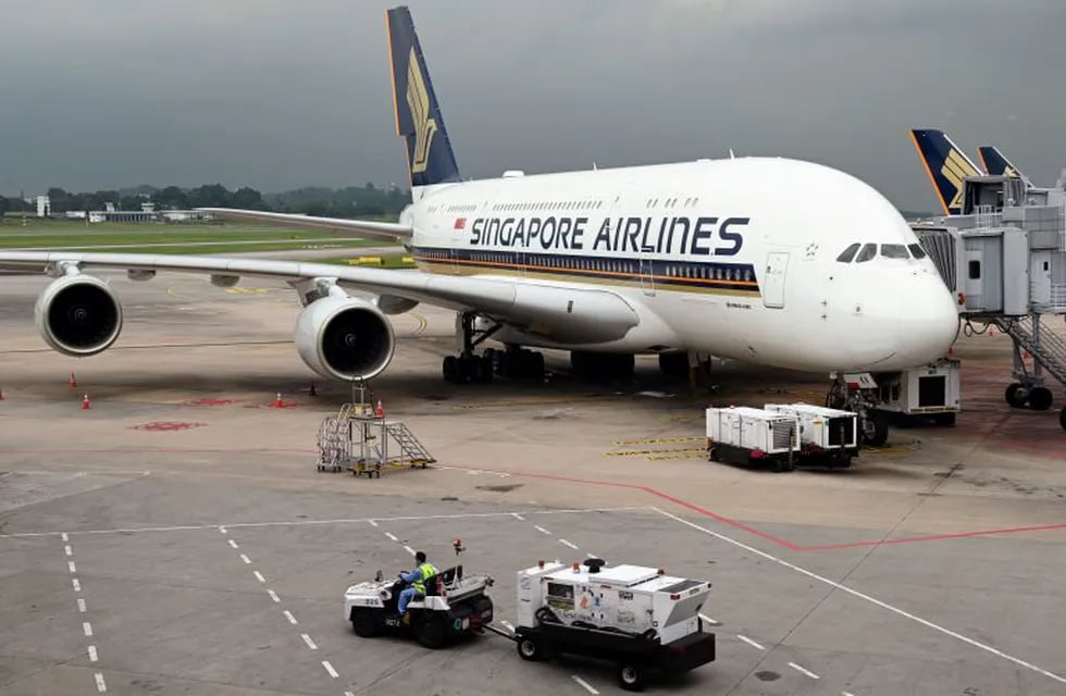 El A380 de Singapore Airlines estacionado en el aeropuerto internacional de Changi  (ROSLAN RAHMAN / AFP)