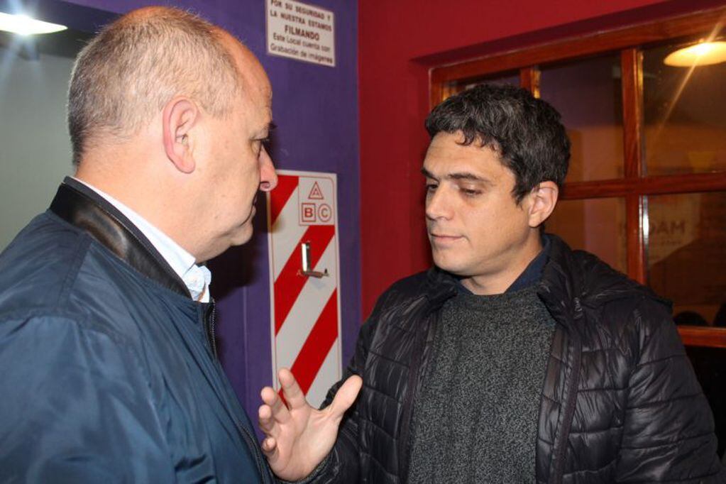 Rodrigo Sartori saluda a Mariano Uset luego de conocerse los resultados electorales