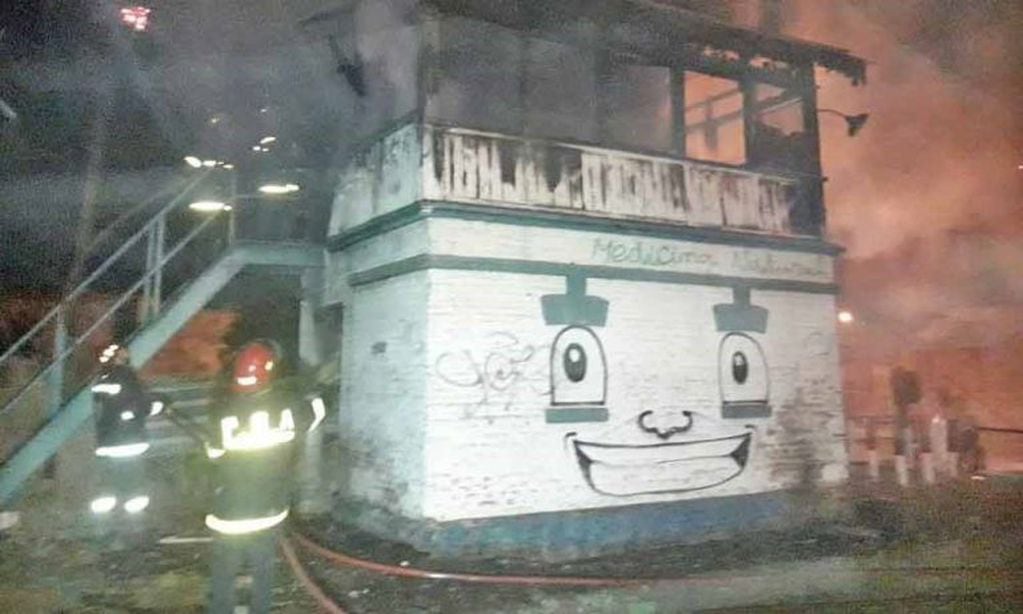 Vandalismo: incendiaron casilla ferroviaria en Juan Molina y las vías