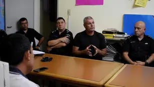 Reunión de la FEV con funcionarios municipales y policiales